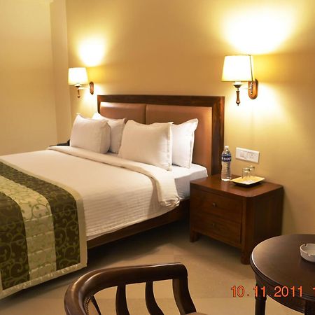 Uday Suites - The Airport Hotel Thiruvananthapuram Екстер'єр фото