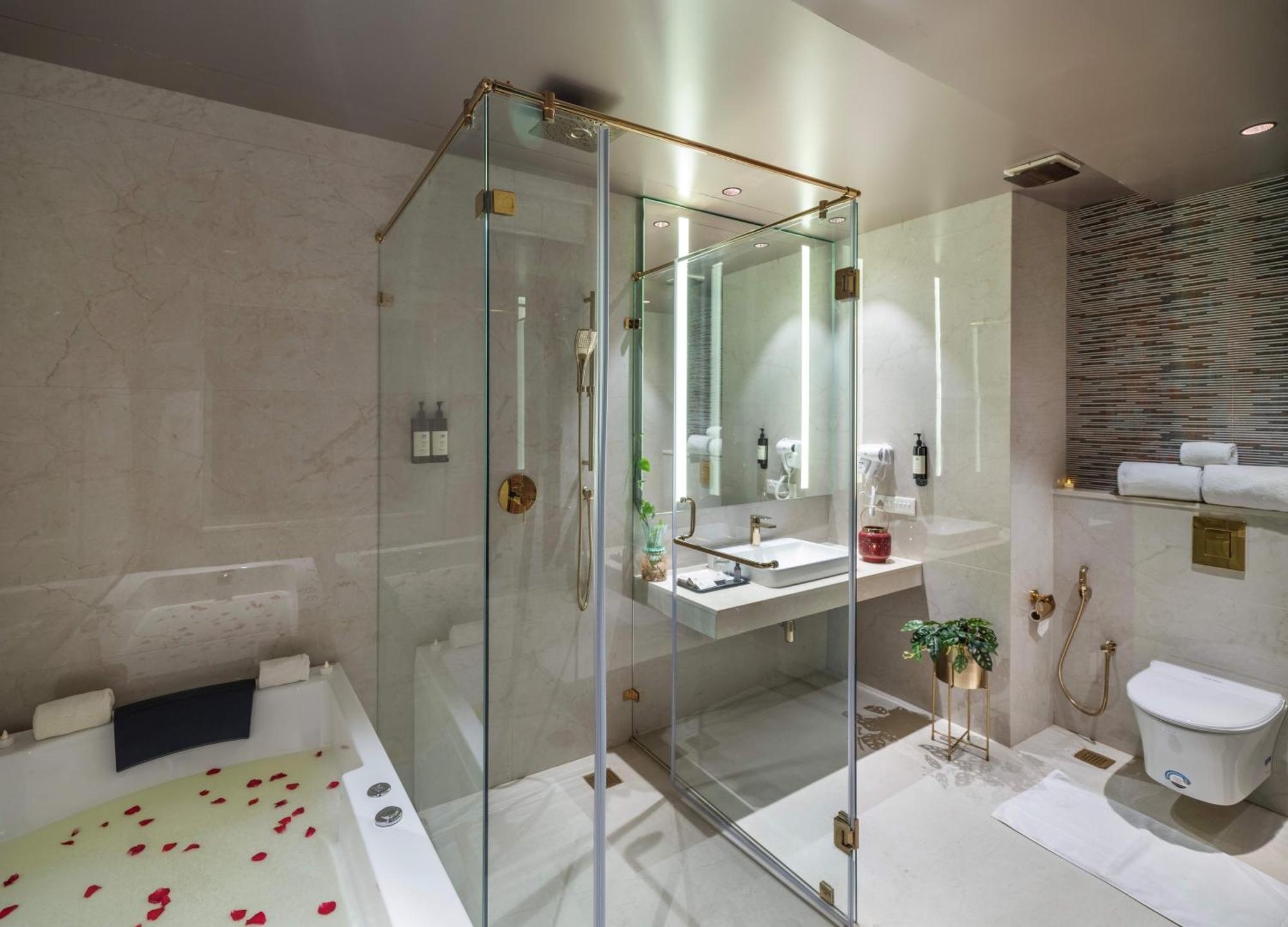 Uday Suites - The Airport Hotel Thiruvananthapuram Екстер'єр фото