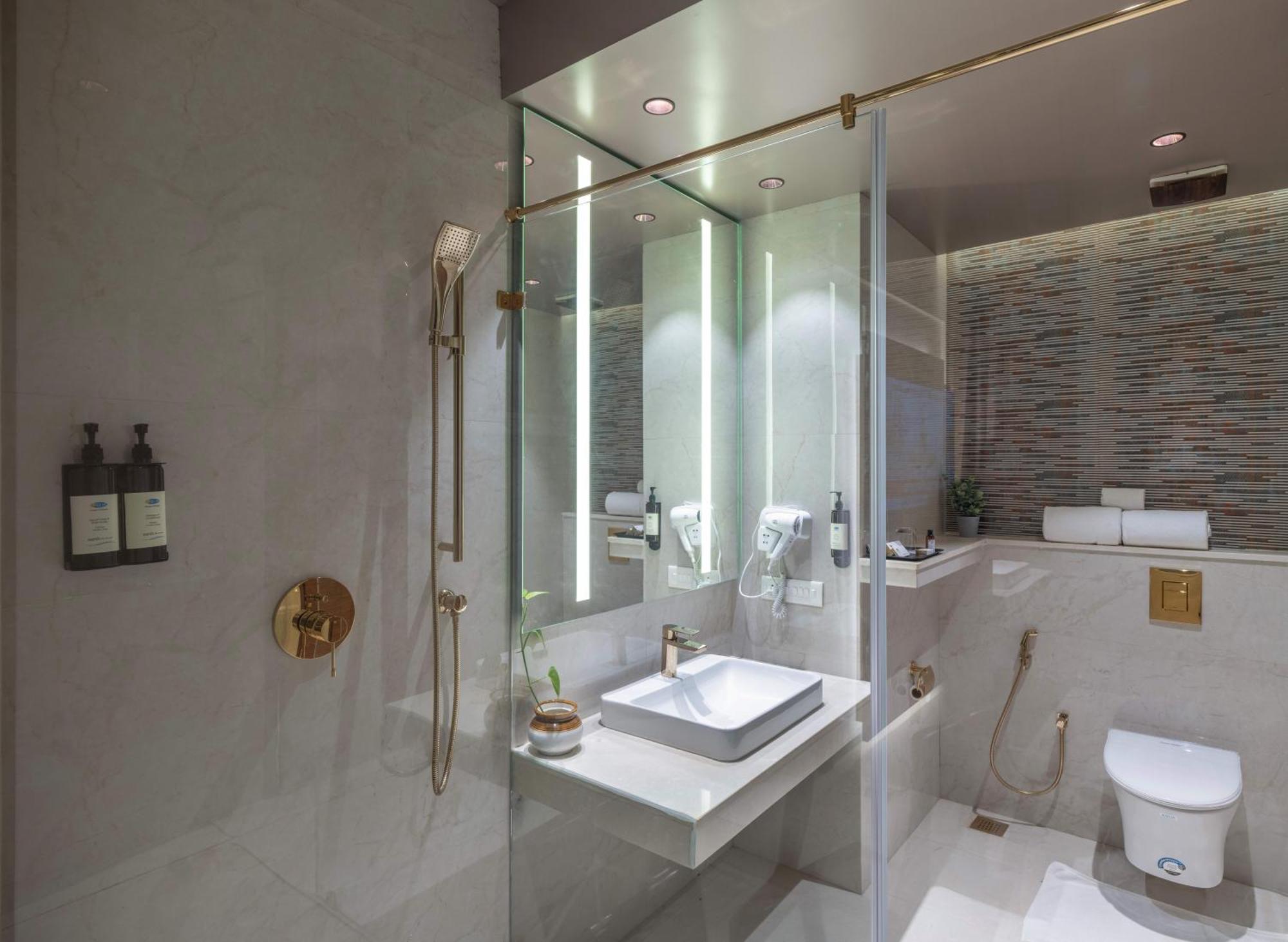 Uday Suites - The Airport Hotel Thiruvananthapuram Екстер'єр фото