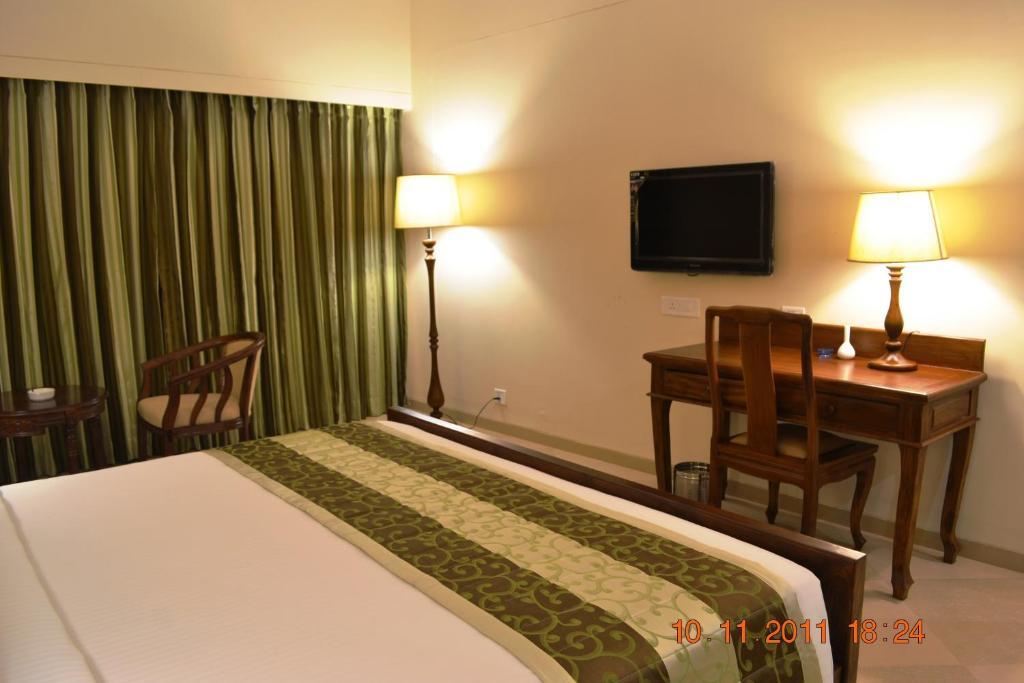 Uday Suites - The Airport Hotel Thiruvananthapuram Екстер'єр фото