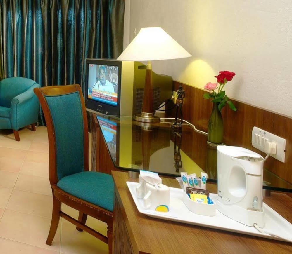 Uday Suites - The Airport Hotel Thiruvananthapuram Екстер'єр фото