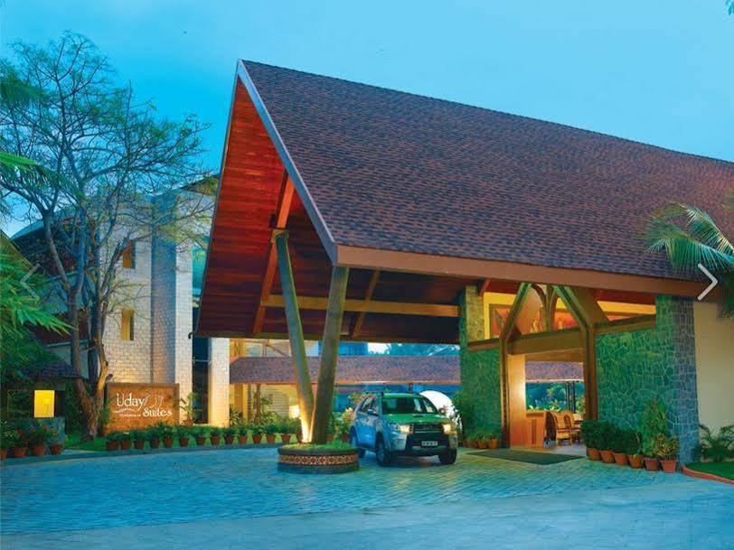 Uday Suites - The Airport Hotel Thiruvananthapuram Екстер'єр фото