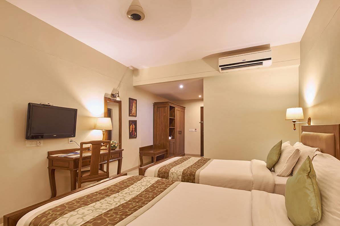 Uday Suites - The Airport Hotel Thiruvananthapuram Екстер'єр фото