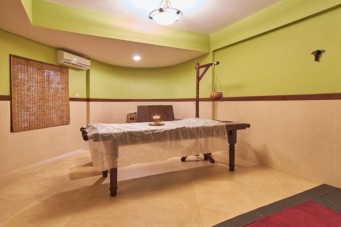 Uday Suites - The Airport Hotel Thiruvananthapuram Екстер'єр фото